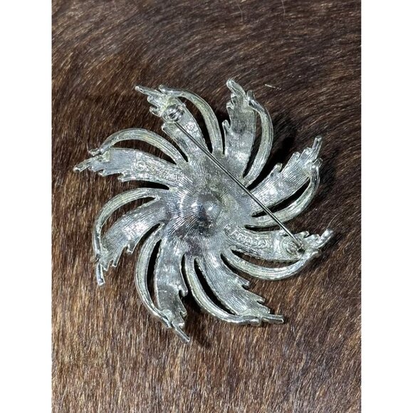 Vintage Sarah Coventry Signed Silvertone Starburst Flower Brooch with Faux Pearl - Picture 2 of 5